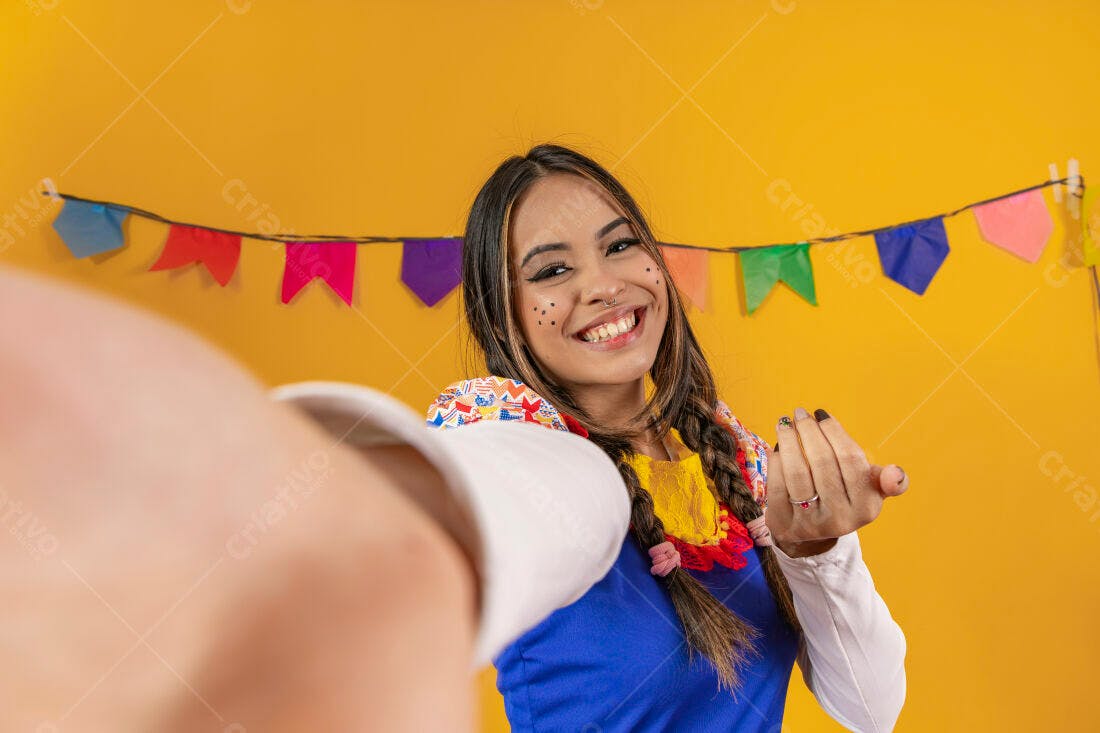 Mulher sorridente em festa junina