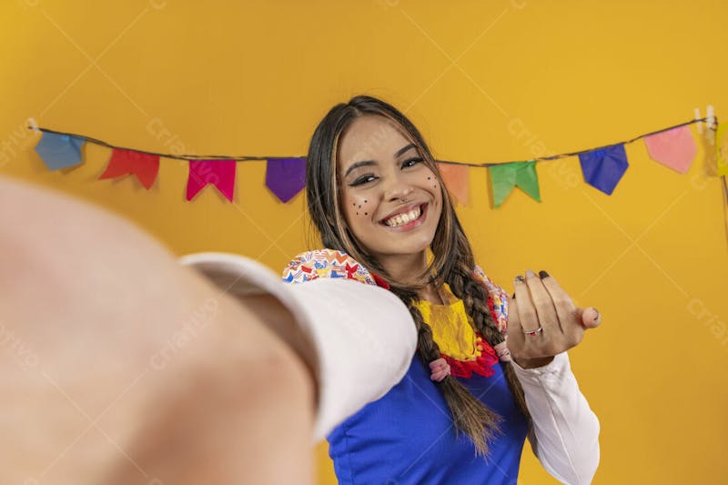 Mulher bonita caipira com celular na mão selfie festa junina ou julina