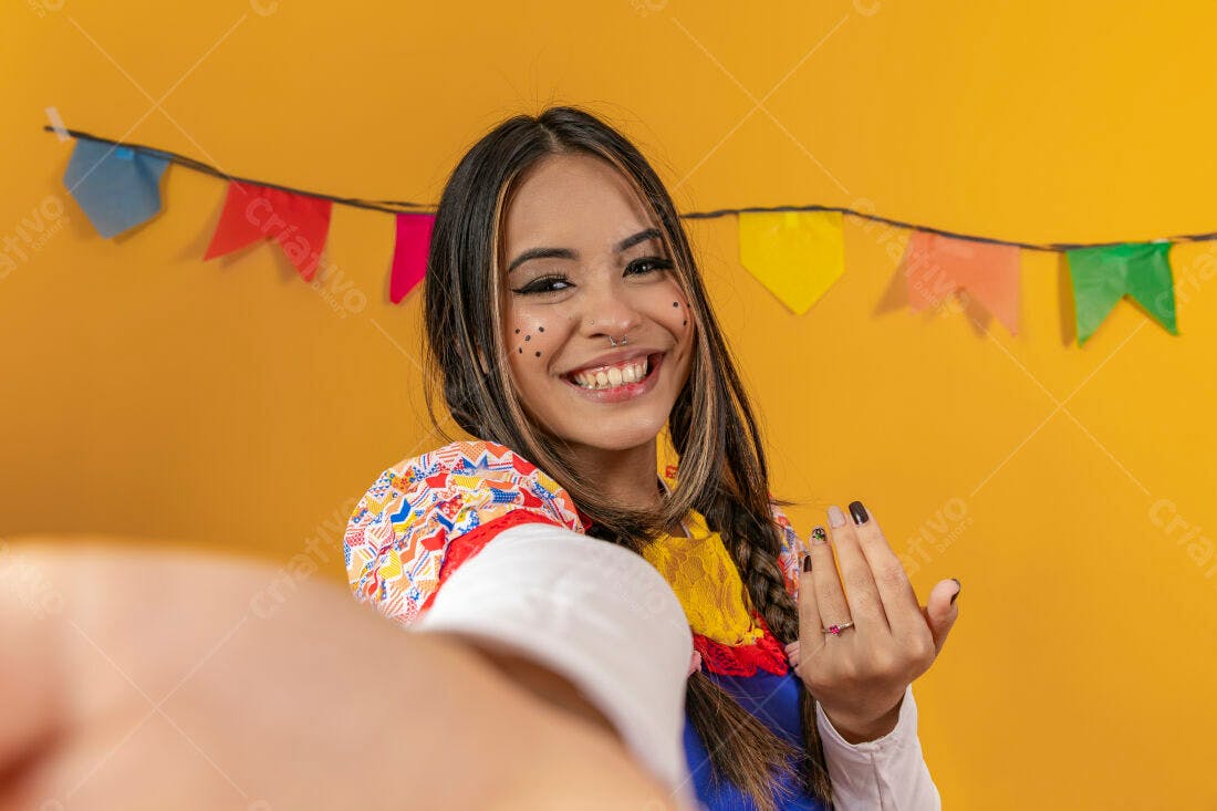 Mulher sorridente em festa junina