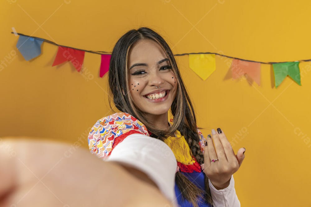 Mulher Bonita Caipira Com Celular Na Mão Selfie Festa Junina Ou Julina 1