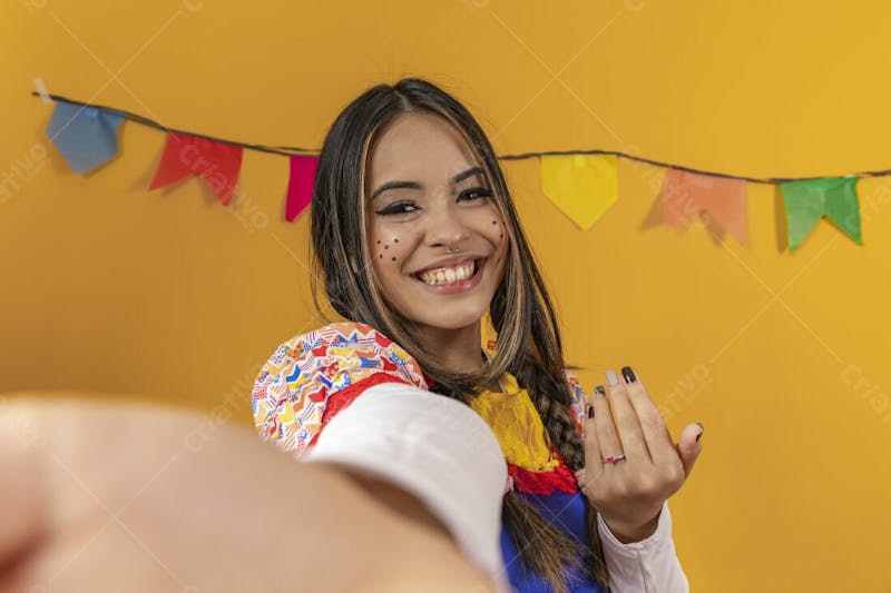 Mulher bonita caipira com celular na mão selfie festa junina ou julina 1