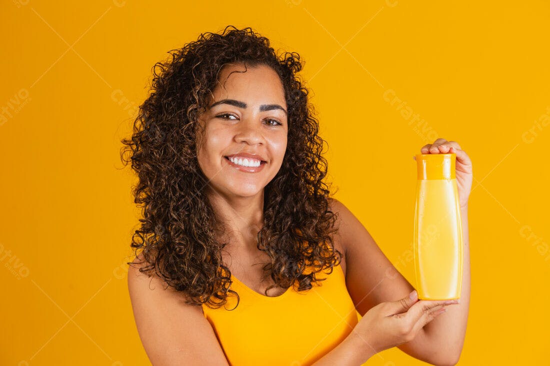 Mulher sorridente segurando frasco amarelo