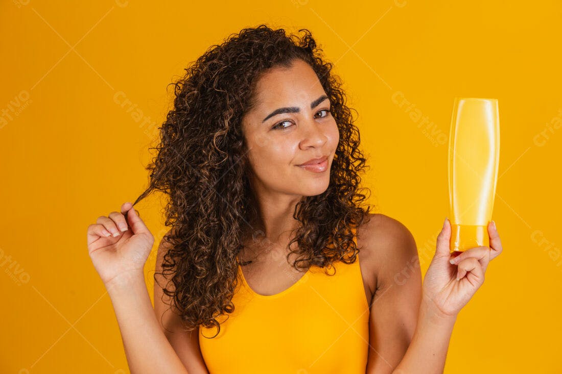 Mulher com Cabelo Cacheado e Frasco Amarelo