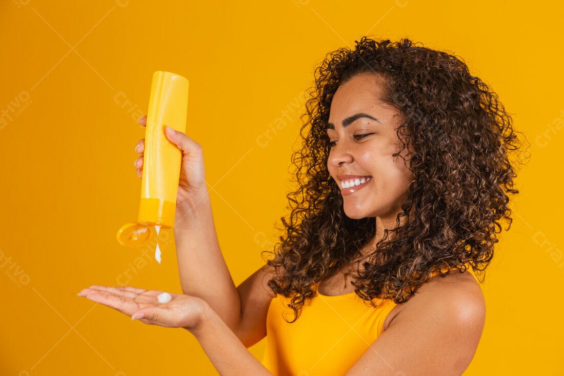 Mulher aplica protetor solar amarelo