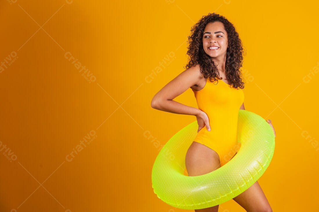 Mulher sorridente com bóia amarela e fundo laranja
