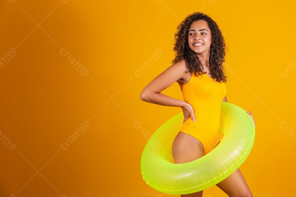 Jovem Bonita Dia De Sol Cabelo Cacheado Boia De Piscina E Maio