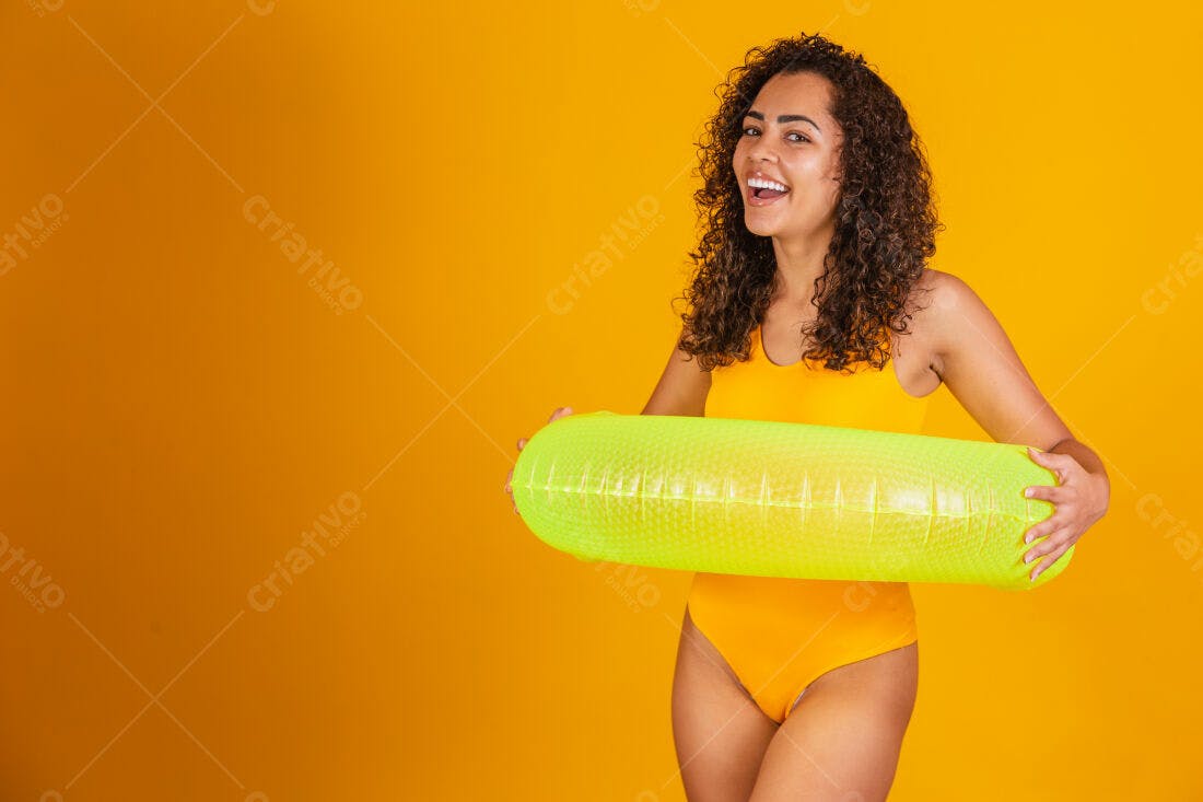 Mulher alegre com bóia inflável amarela e verde