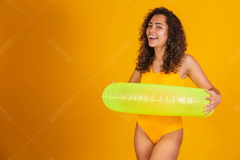 Jovem bonita dia de sol cabelo cacheado boia de piscina e maio 1