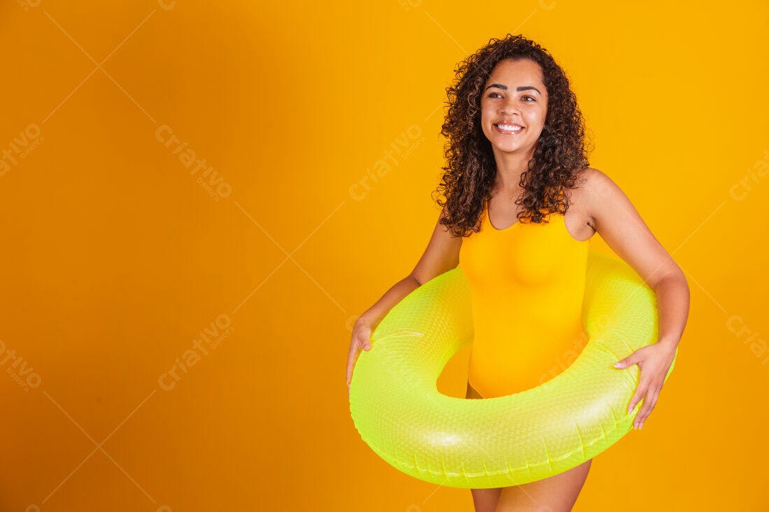 Mulher com boia amarela sorrindo fundo laranja