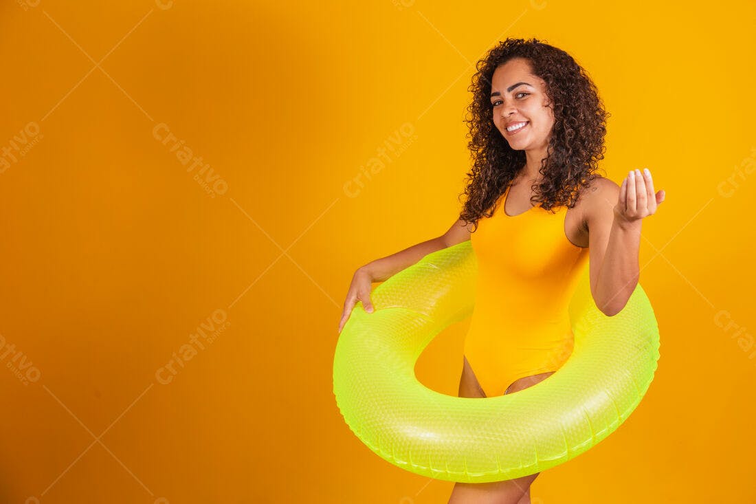 Mulher com boia sorrindo fundo amarelo