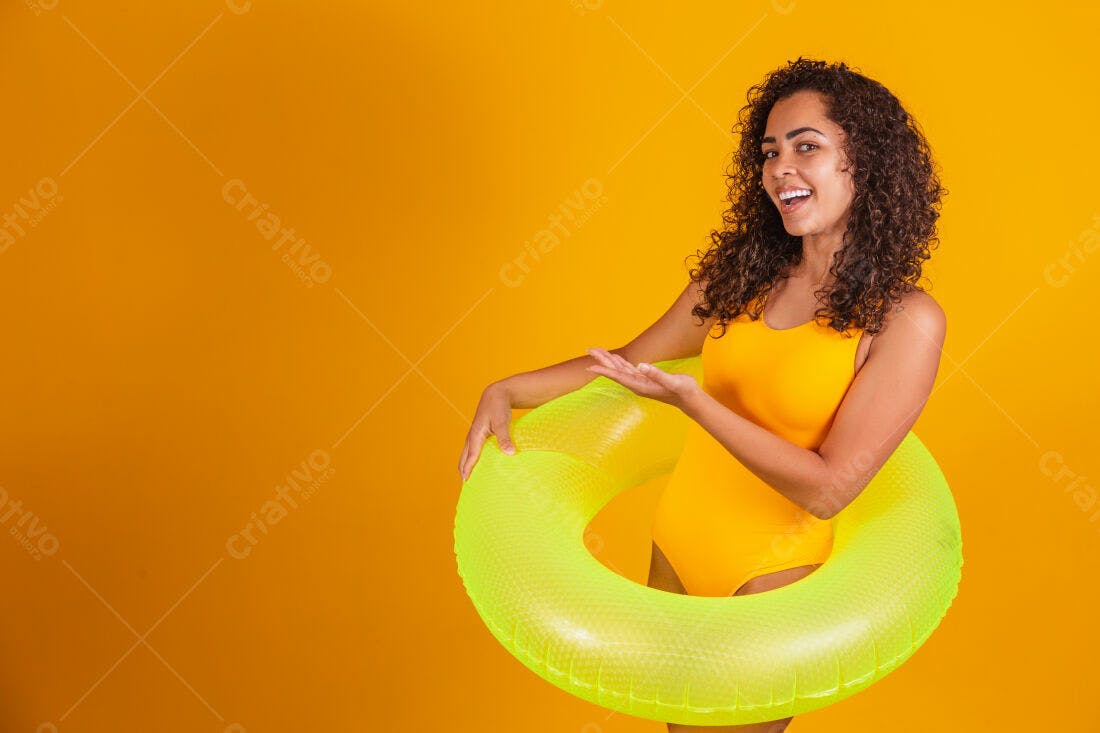 Mulher em maiô amarelo com bóia inflável