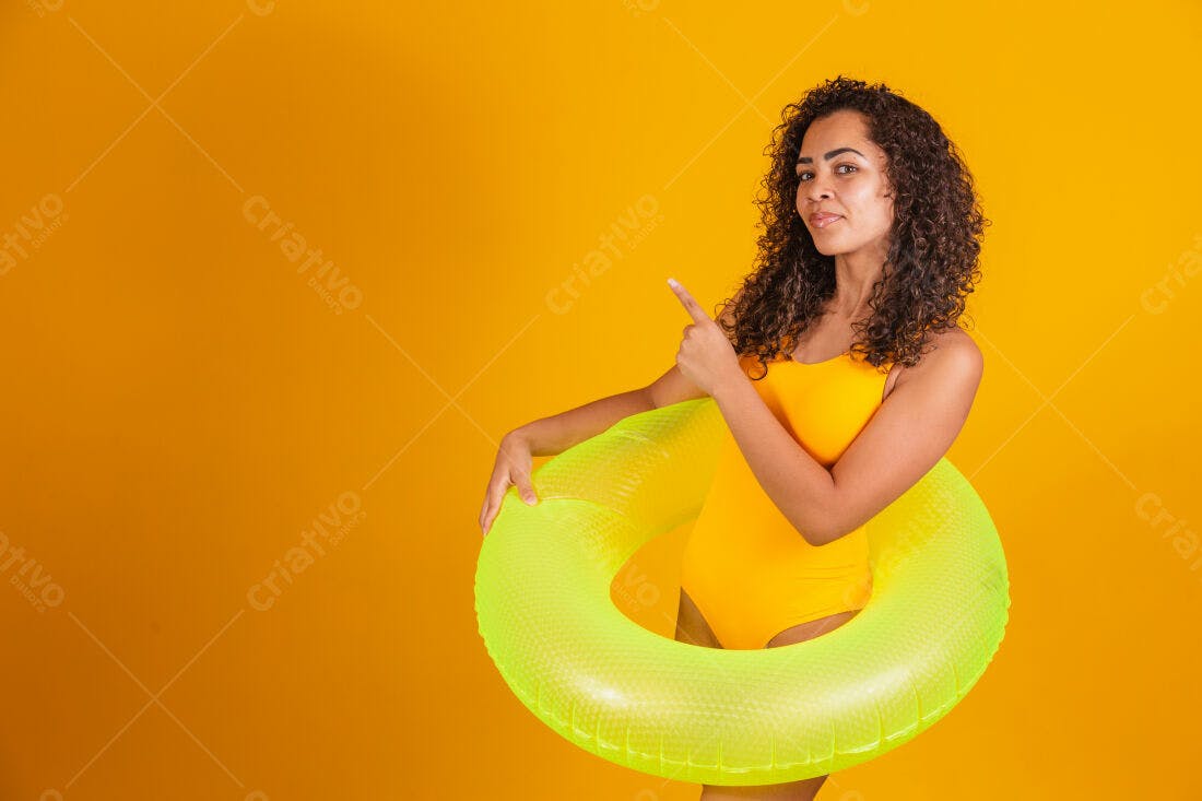 Mulher em maiô amarelo com bóia apontando