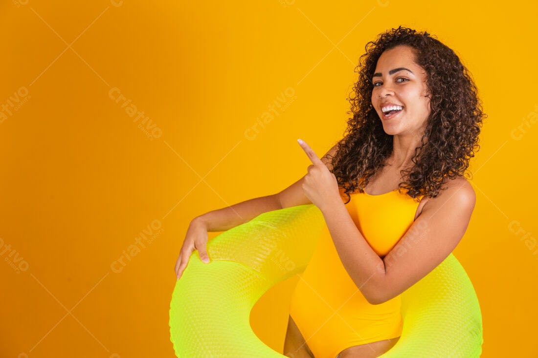 Mulher sorridente com boia amarela e verde