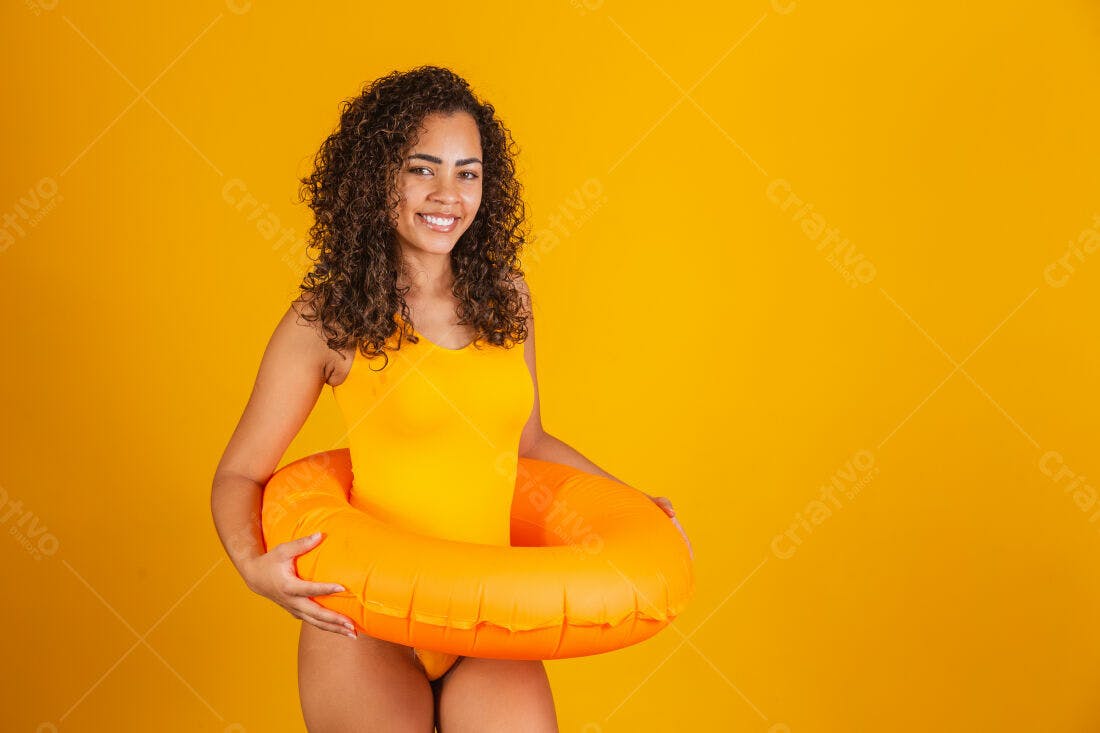 Mulher sorridente com bóia laranja fundo amarelo