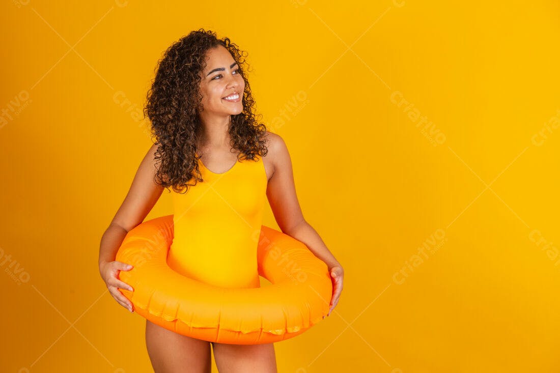 Mulher sorridente com bóia laranja fundo amarelo