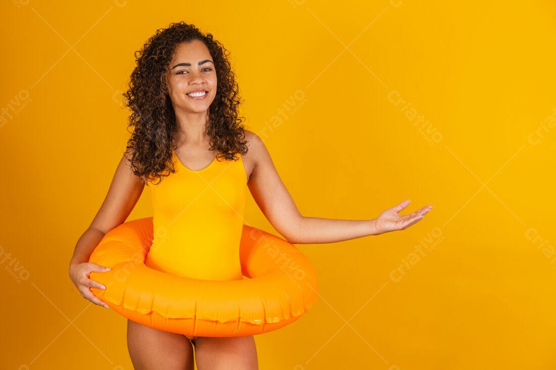 Mulher sorridente com bóia laranja fundo amarelo