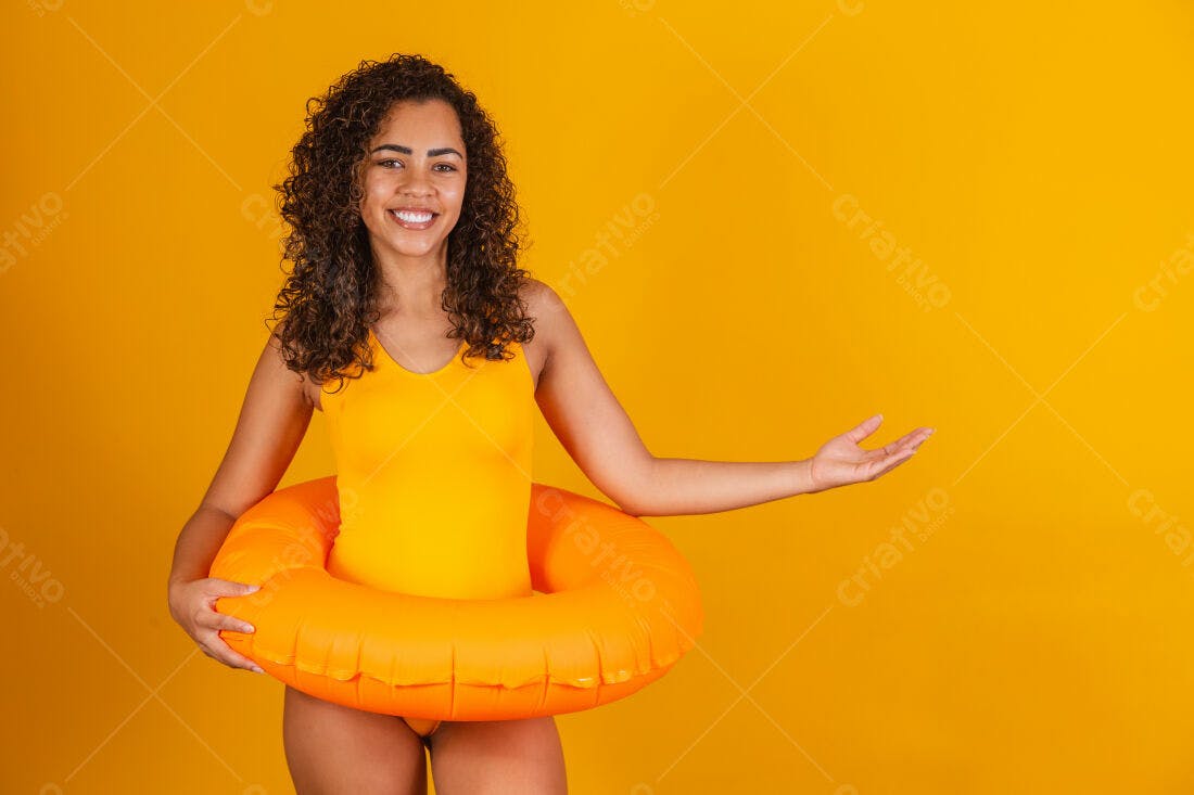 Mulher sorridente com bóia laranja fundo amarelo