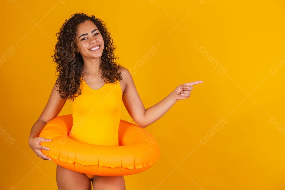 Mulher sorridente com bóia laranja fundo amarelo
