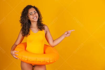 Jovem Bonita Dia De Sol Cabelo Cacheado Boia De Piscina E Maio 11