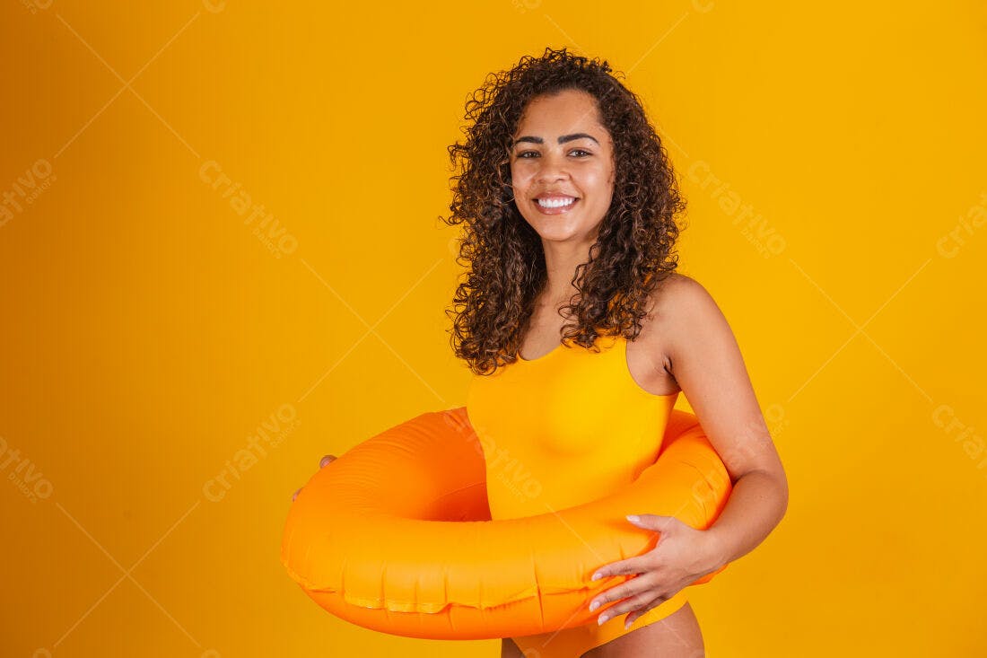 Mulher sorridente com boia laranja fundo amarelo