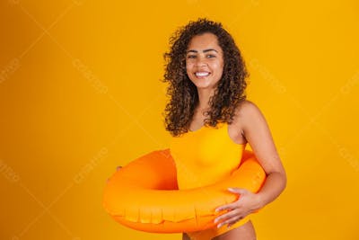 Jovem Bonita Dia De Sol Cabelo Cacheado Boia De Piscina E Maio 12