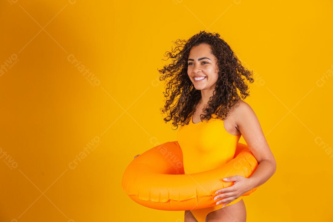 Mulher sorridente com boia amarela fundo amarelo