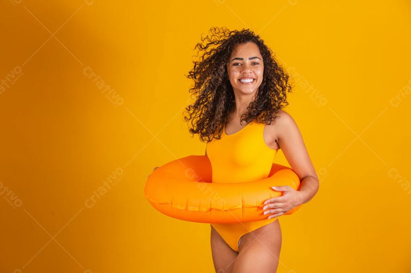 Jovem bonita dia de sol cabelo cacheado boia de piscina e maio 14