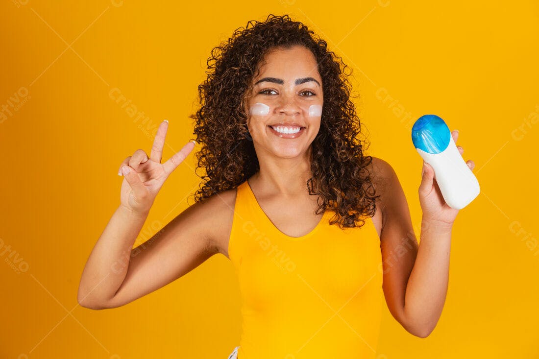 Mulher feliz com protetor solar mostrando paz