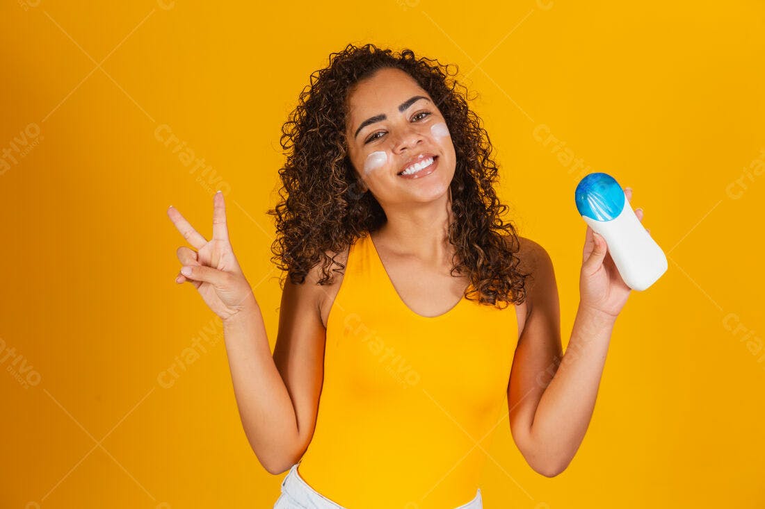 Mulher negra com protetor solar fundo amarelo