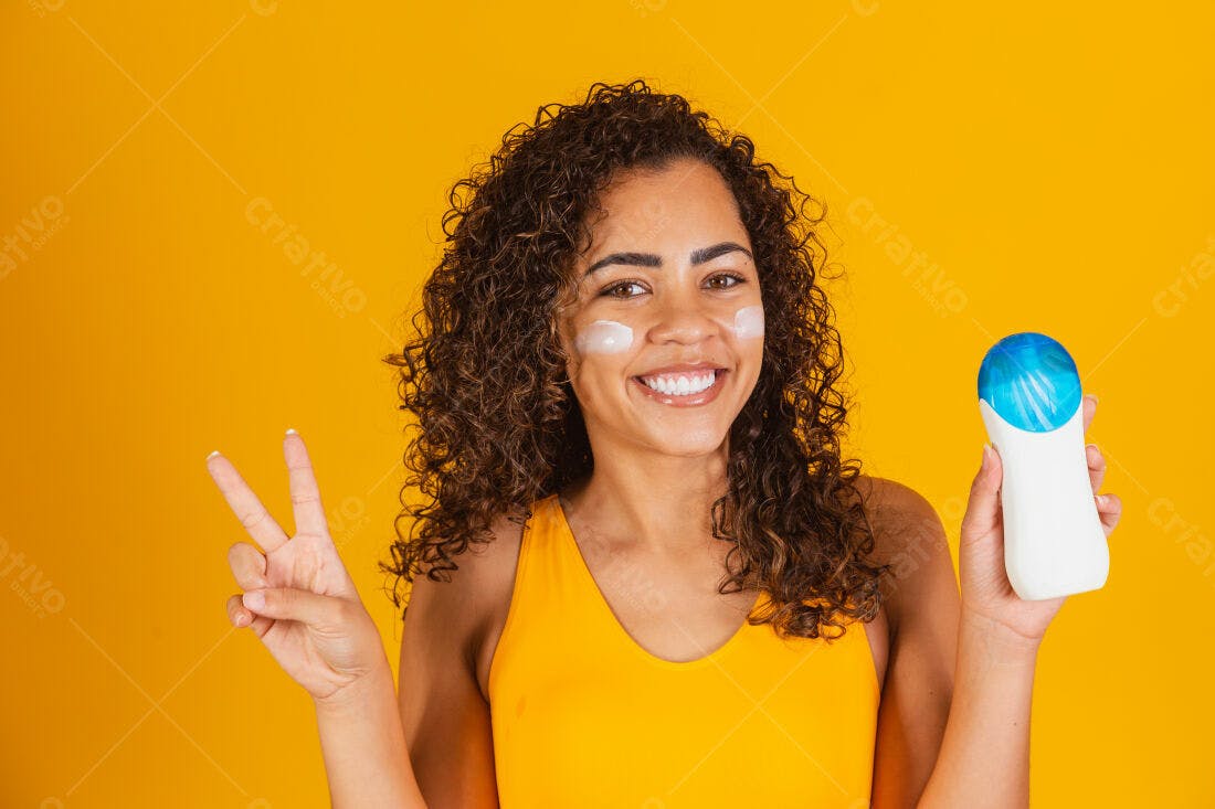Mulher com protetor solar mostrando paz fundo amarelo