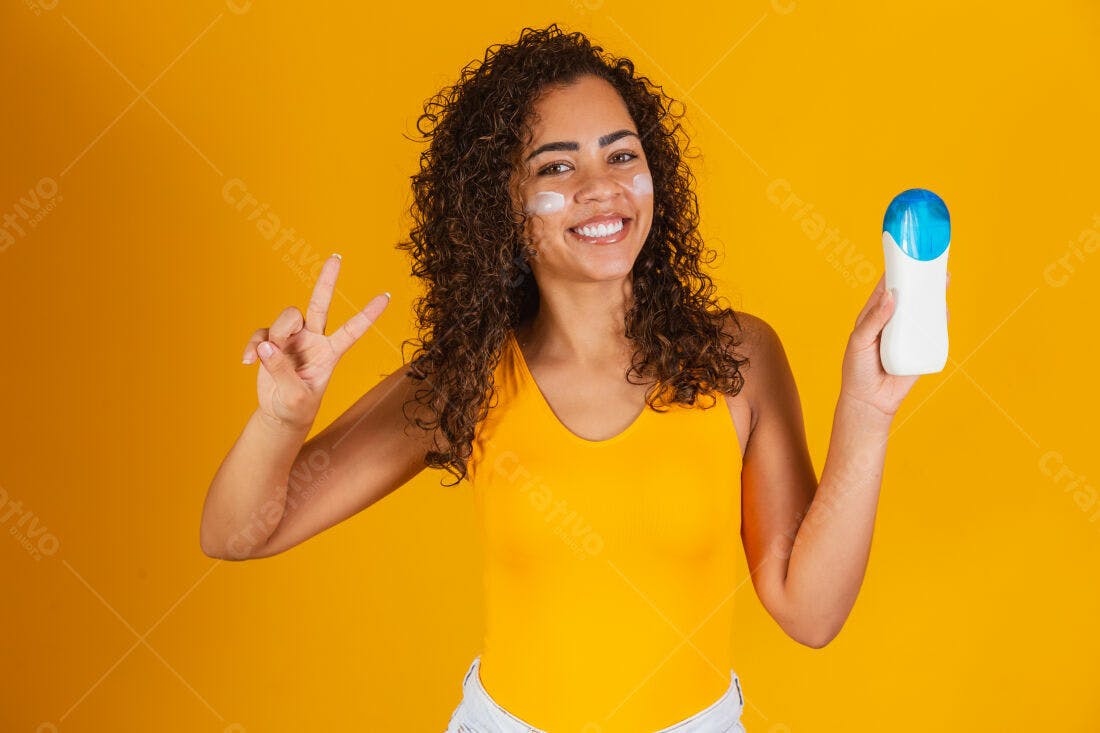 Mulher feliz com protetor solar fundo amarelo