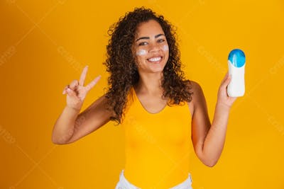 Jovem Bonita Dia De Sol Cabelo Cacheado Com Protetor Solar 12