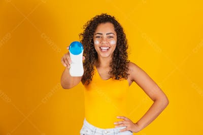 Jovem Bonita Dia De Sol Cabelo Cacheado Com Protetor Solar 14