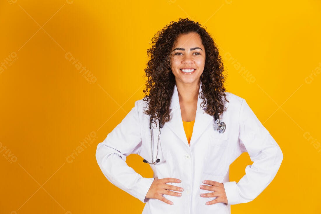 Médica sorridente fundo amarelo