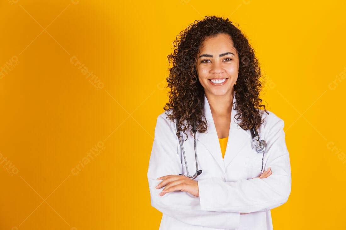 Médica sorridente fundo amarelo