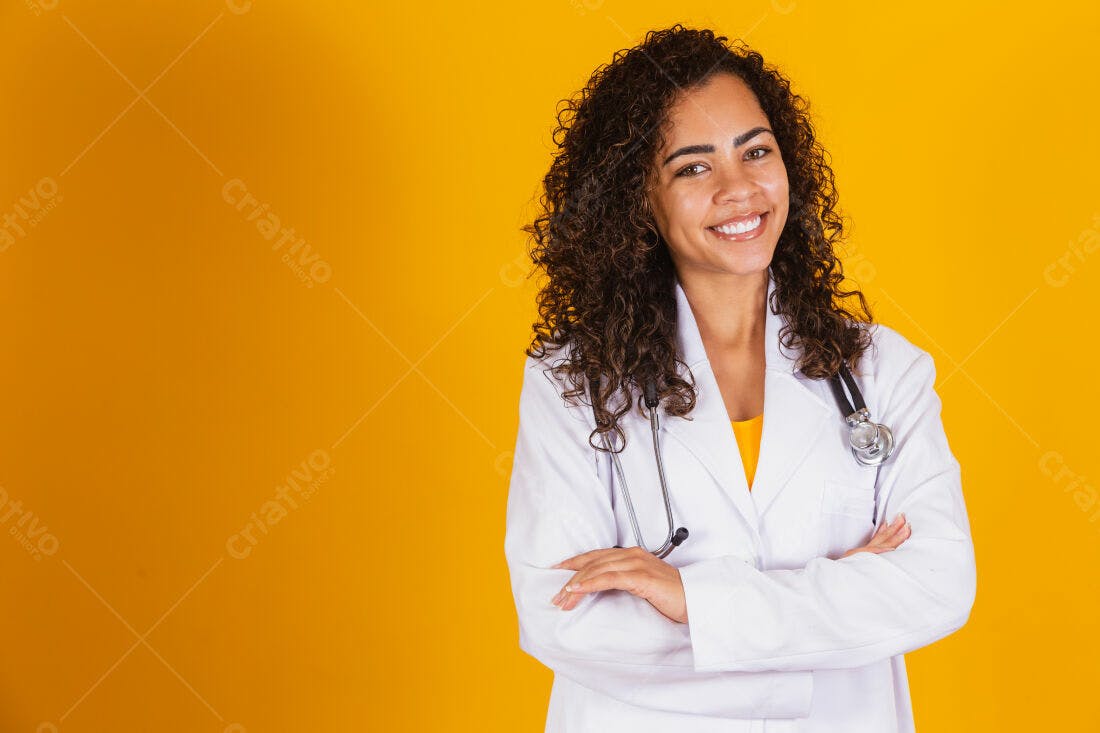 Médica sorridente fundo amarelo braços cruzados
