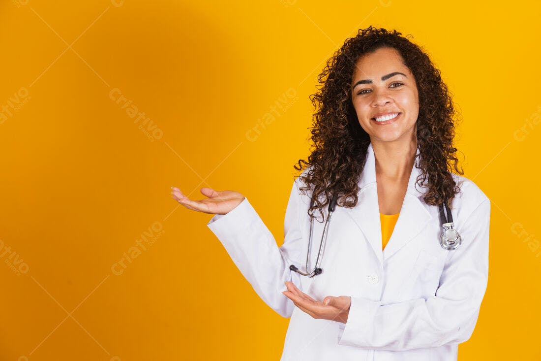 Médica sorridente em fundo amarelo apresentando produto