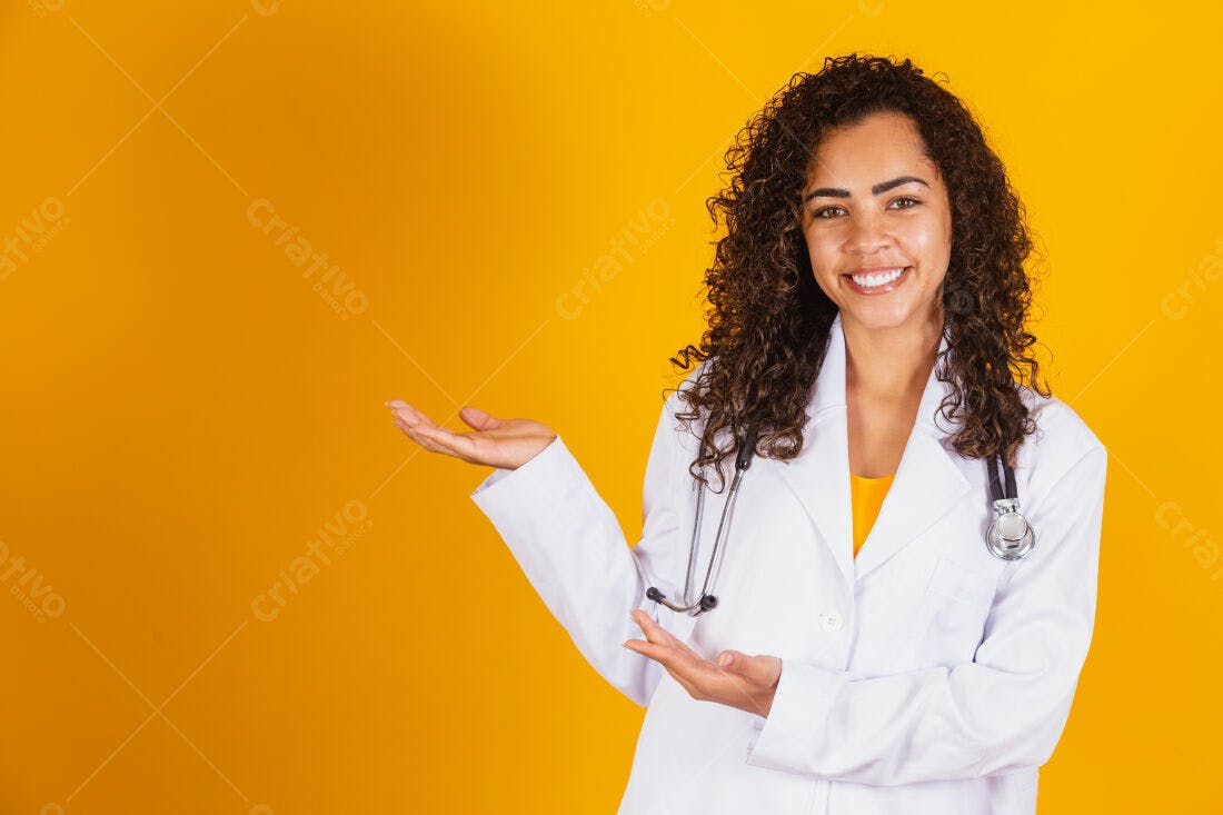 Médica sorridente apresentando produto fundo amarelo