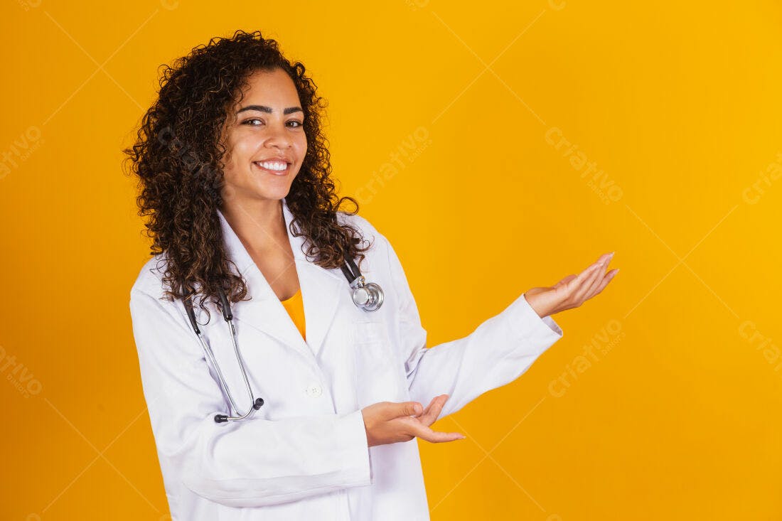 Médica sorridente apresenta produto fundo amarelo