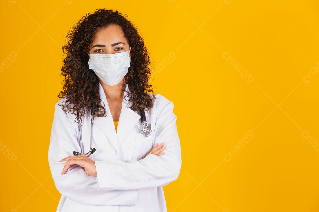 Médica com máscara fundo amarelo