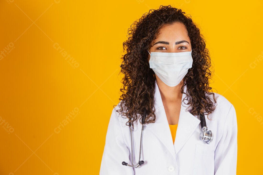 Médica com máscara fundo amarelo