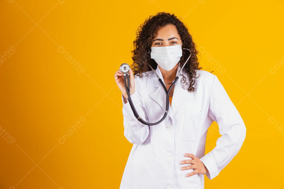 Médica com máscara e estetoscópio fundo amarelo
