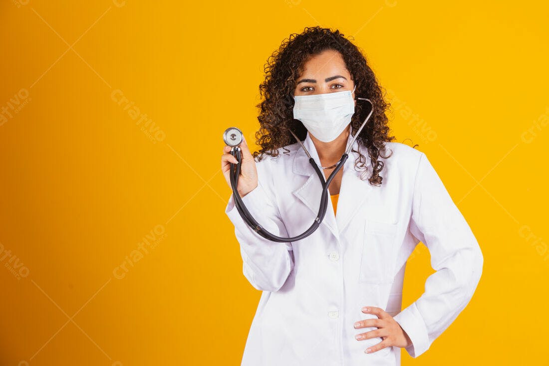 Médica com estetoscópio fundo amarelo