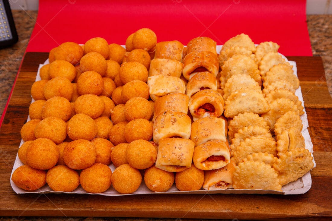 Bandeja de Salgadinhos Assados e Fritos