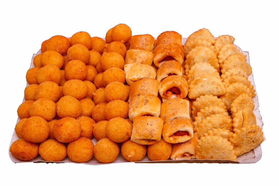 Bandeja de quitutes fritos e assados