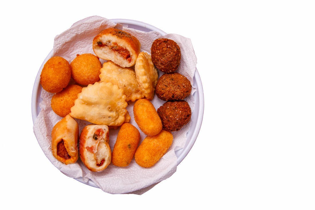 Diversos salgadinhos fritos em tigela