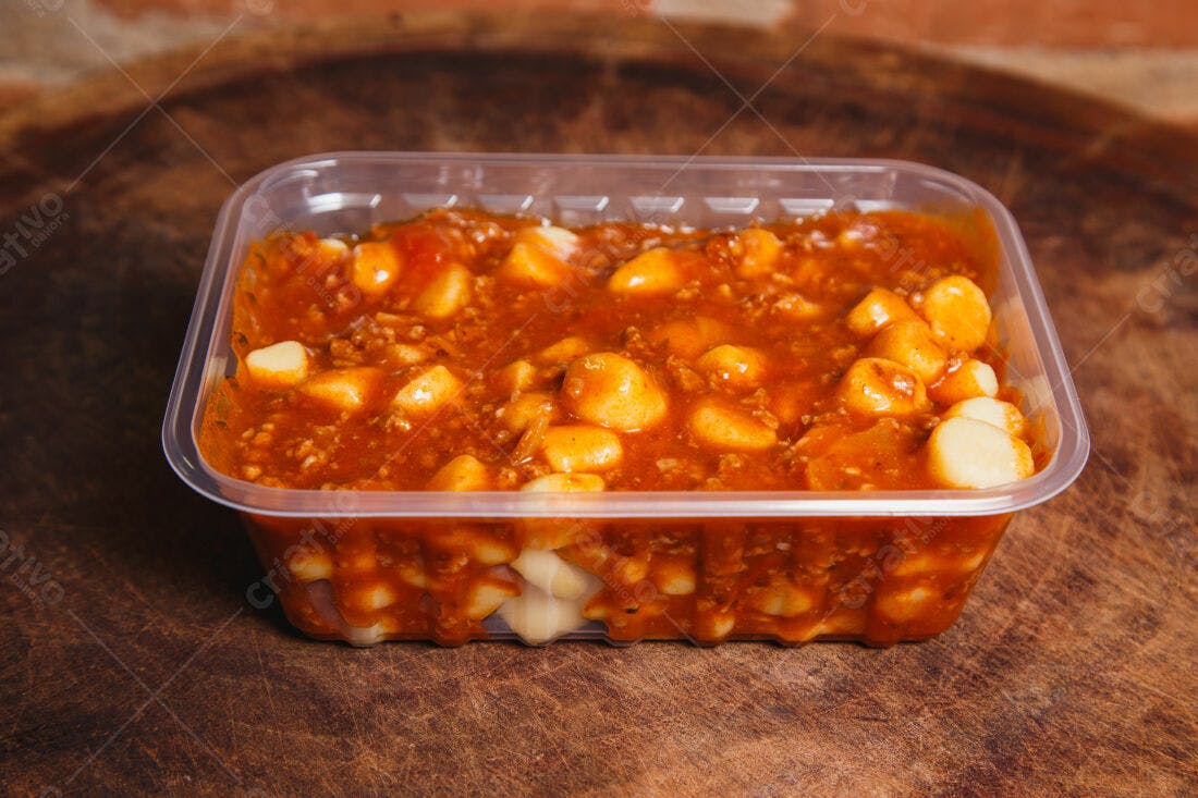 Pratos de nhoque ao molho bolonhesa