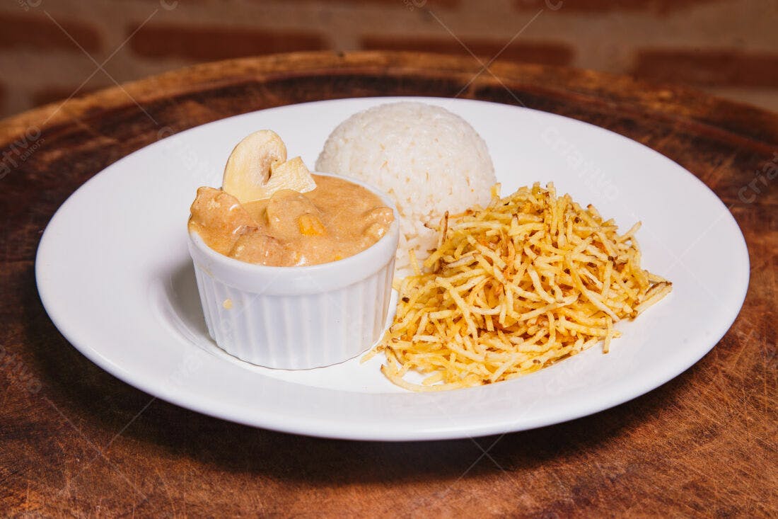 Strogonoff de Frango com Arroz e Batata Palha