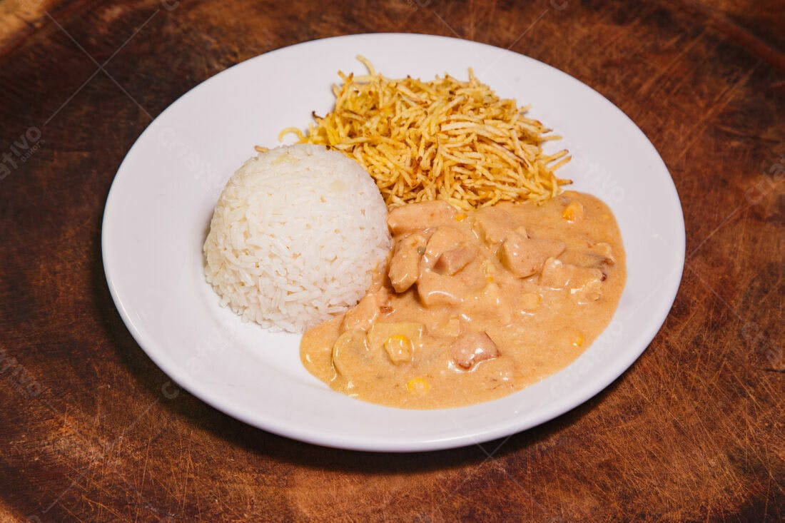 Prato de frango Strogonoff com arroz e batata palha