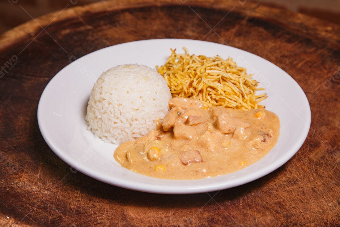 Strogonoff de Frango com Arroz e Batata Palha